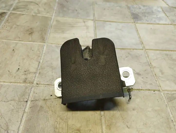 Volkswagen Polo (2005 - 2009) 6Q6827505E Замок крышки багажника — фото 1
