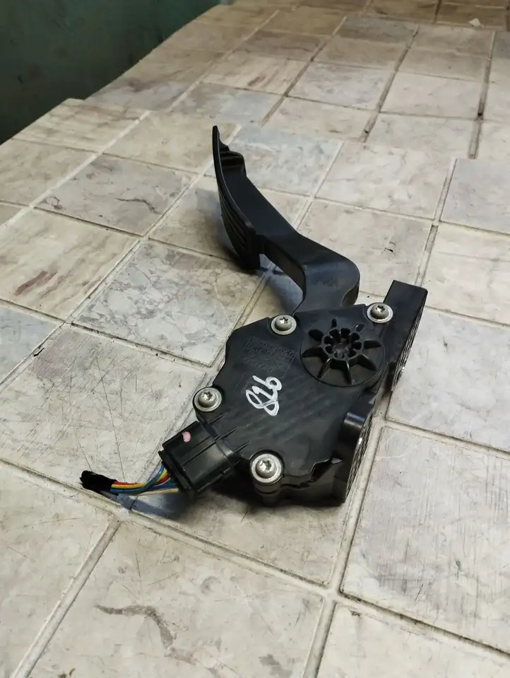 Subaru Outback (2007 - 2009) 36010AG140 Педаль акселератора — фото 2