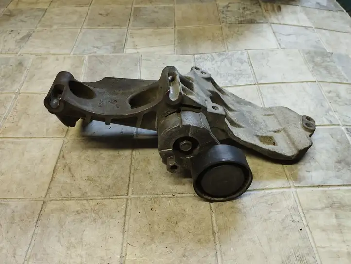 Renault Megane III (2009 - 2016) 8200669494 Кронштейн генератора — фото 1