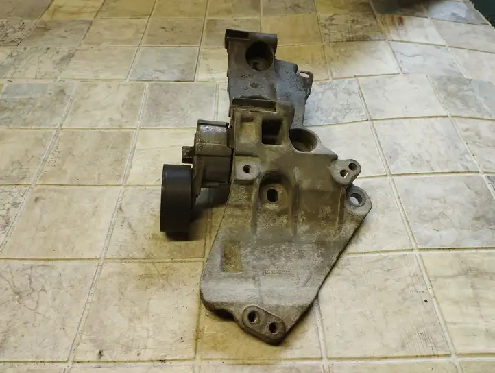 Renault Megane III (2009 - 2016) 8200669494 Кронштейн генератора — фото 2