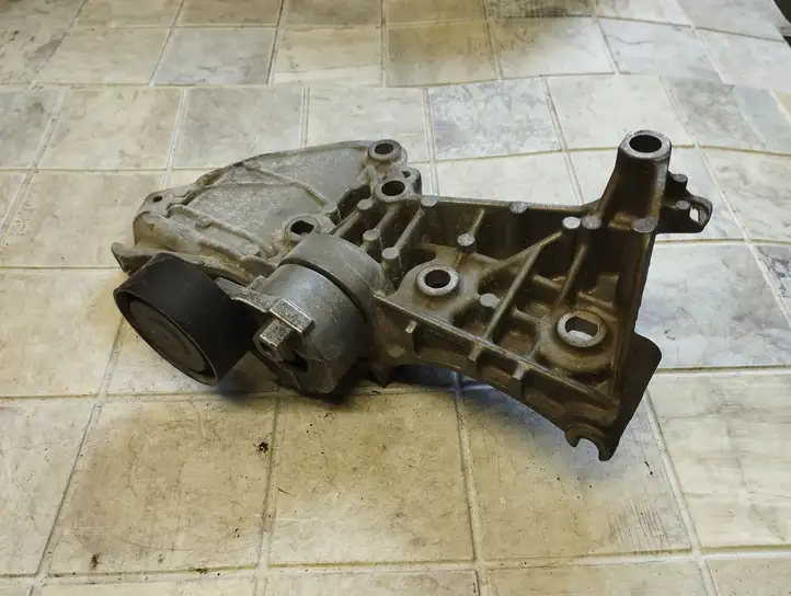 Renault Megane III (2009 - 2016) 8200669494 Кронштейн генератора — фото 3