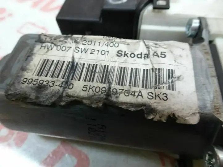 Skoda Octavia Mk2 (1Z) (2004 - 2013) 5K0959704A Стеклоподъемник задней двери — фото 4