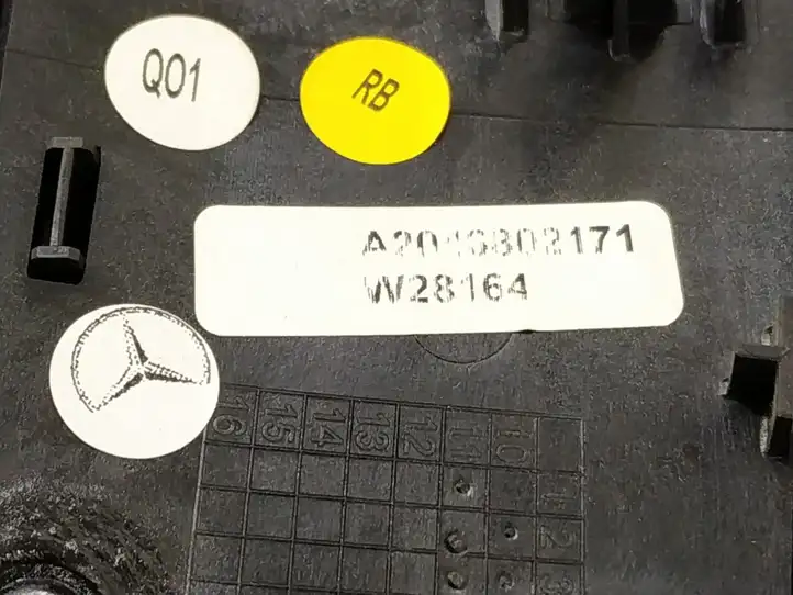 Mercedes-Benz C W204 (2007 - 2014) Центральный воздушный дефлектор — фото 8
