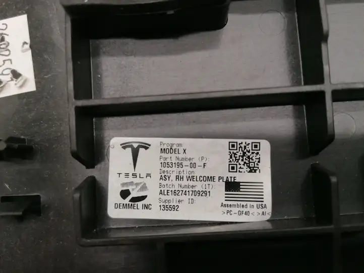 Tesla Model X (2015 - 2021) 1053195-00-F Внутренняя отделка заднего порога — фото 3