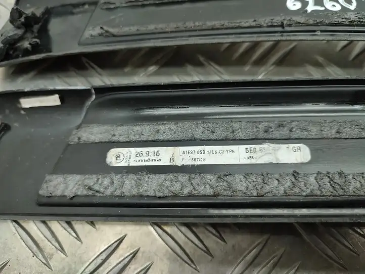 Skoda Octavia Mk3 (5E) (2013 - 2019) 5E0853492D Внутренняя отделка переднего порога — фото 4