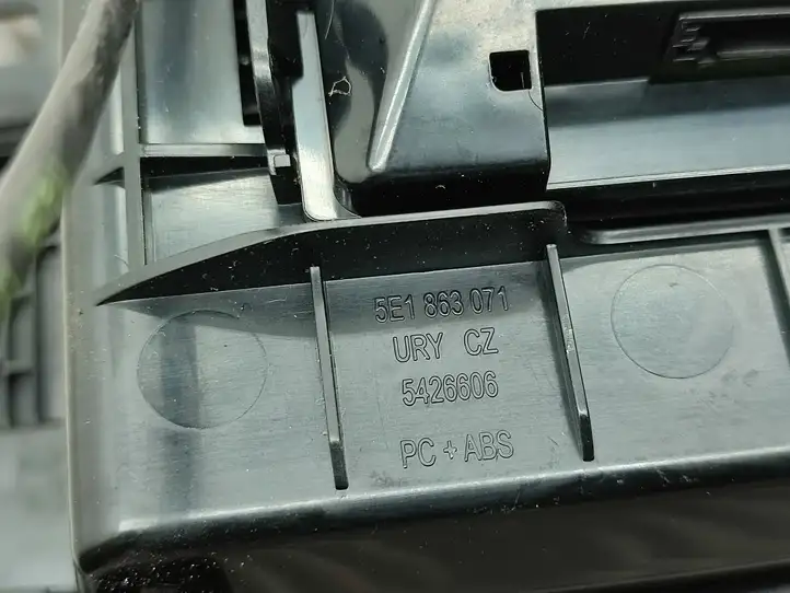 Skoda Octavia Mk3 (5E) (2013 - 2019) 3V0035502 Модуль беспроводной зарядки — фото 15