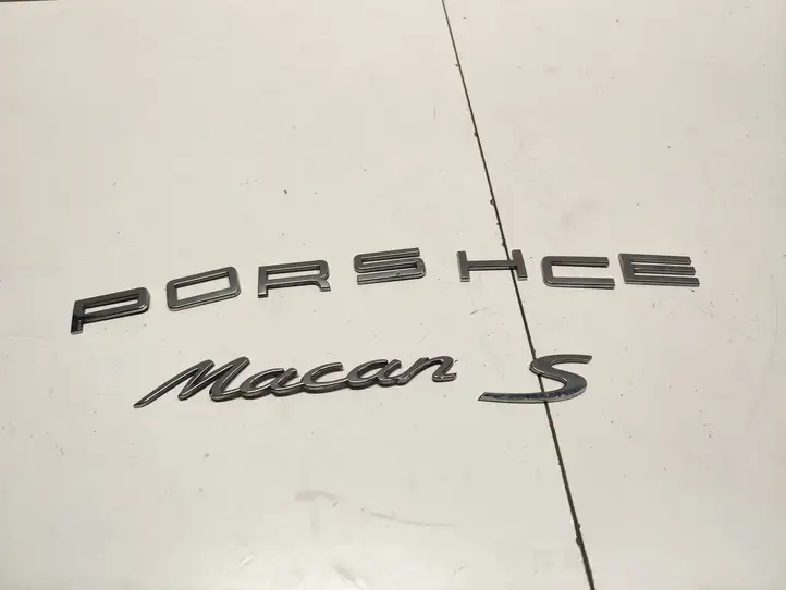 Porsche Macan (95B) (2014 - 2018) 99RR Эмблема производителя — фото 2