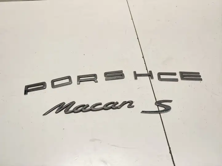 Porsche Macan (95B) (2014 - 2018) 99RR Эмблема производителя — фото 3