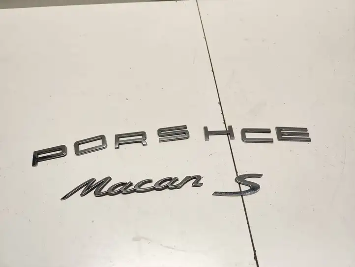 Porsche Macan (95B) (2014 - 2018) 99RR Эмблема производителя — фото 4