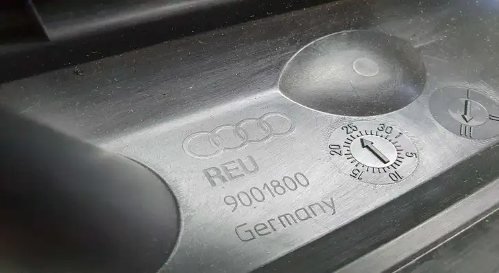 Audi A4 S4 B7 8E 8H (2004 - 2009) 9001800 Прочая отделка багажника — фото 3