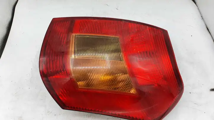Toyota Corolla E120 E130 (2000 - 2004) Задний фонарь в кузове — фото 1