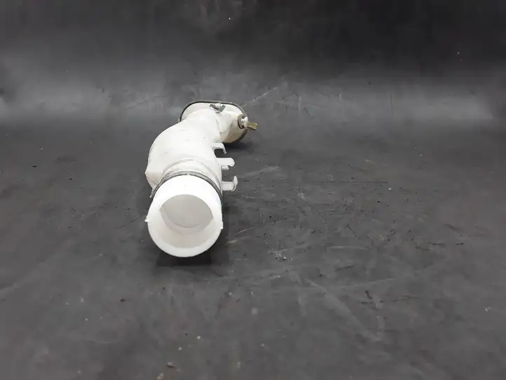 Renault Clio III (2005 - 2012) 8200311199 Горловина бачка омывателя — фото 2