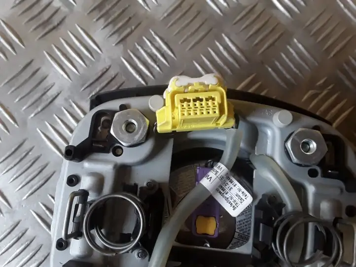 Skoda Octavia Mk2 (1Z) (2004 - 2013) 1Z0880201P Подушка безопасности руля — фото 3