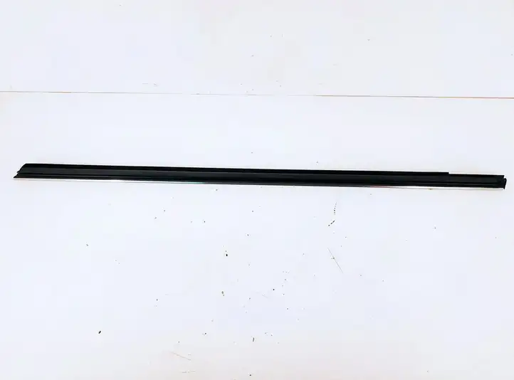 Mercedes-Benz A W176 (2012 - 2018) 1767250182 Накладка стекла передней двери — фото 2