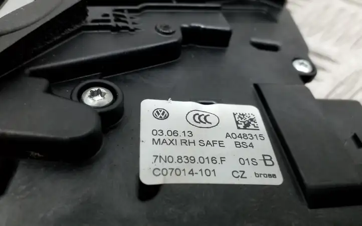 Volkswagen Sharan (2010 - 2015) 7N0839016F Замок раздвижной двери — фото 4