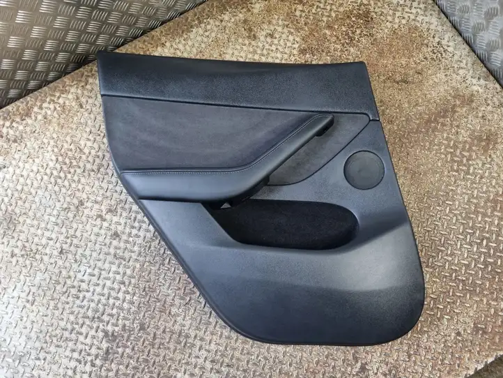 Tesla Model Y (2019 - 2024) 169729599G Обшивка задней двери — фото 1