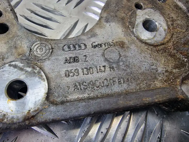 Audi Q7 4L (2005 - 2009) 059130147N Кронштейн топливного насоса — фото 2