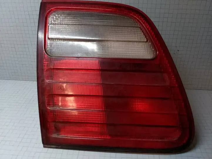 Mercedes-Benz E W210 (1995 - 2002) A2108202364 Задний фонарь в крышке багажника — фото 1