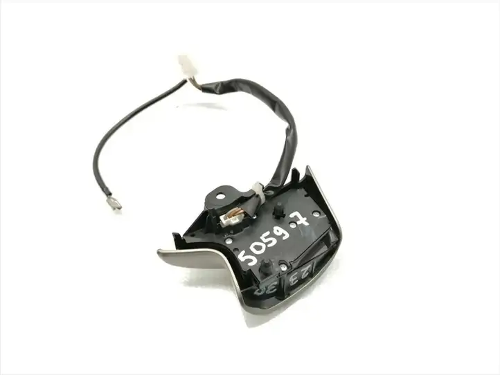 Toyota Auris 150 (2006 - 2012) Кнопки на рулевом колесе — фото 3