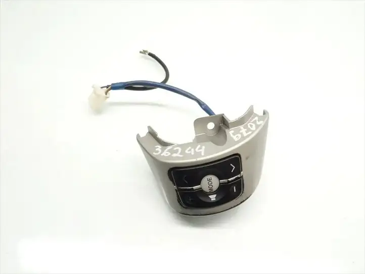 Toyota Yaris (2005 - 2009) Кнопки на рулевом колесе — фото 1