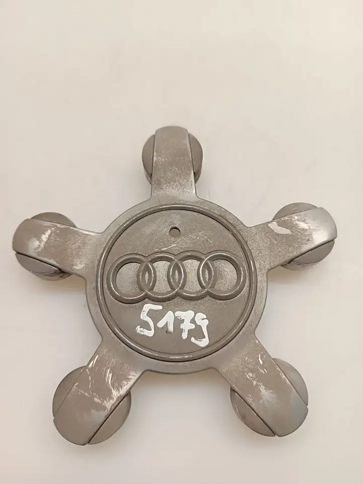 Audi A3/S3 8P (2008 - 2013)  8R0601165 Заводская крышка (крышки) от центрального отверстия колеса