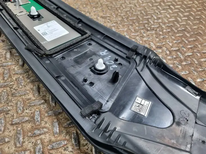 Tesla Model Y (2019 - 2024) 151625500E Наружная накладка стойки B — фото 2