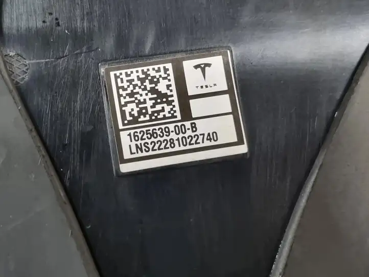 Tesla Model Y (2019 - 2024) 151625500E Наружная накладка стойки B — фото 4