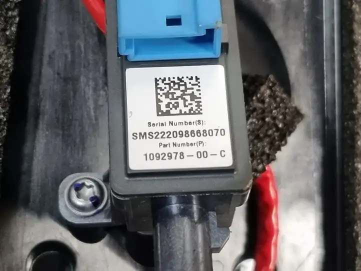 Tesla Model Y (2019 - 2024) 151625800E Наружная накладка стойки B — фото 3