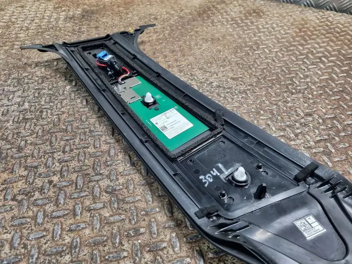 Tesla Model Y (2019 - 2024) 151625800E Наружная накладка стойки B — фото 11