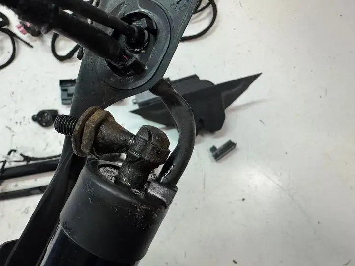 Volkswagen Touareg II (2010 - 2018) 7P6827851D Гидравлика крышки багажника — фото 12