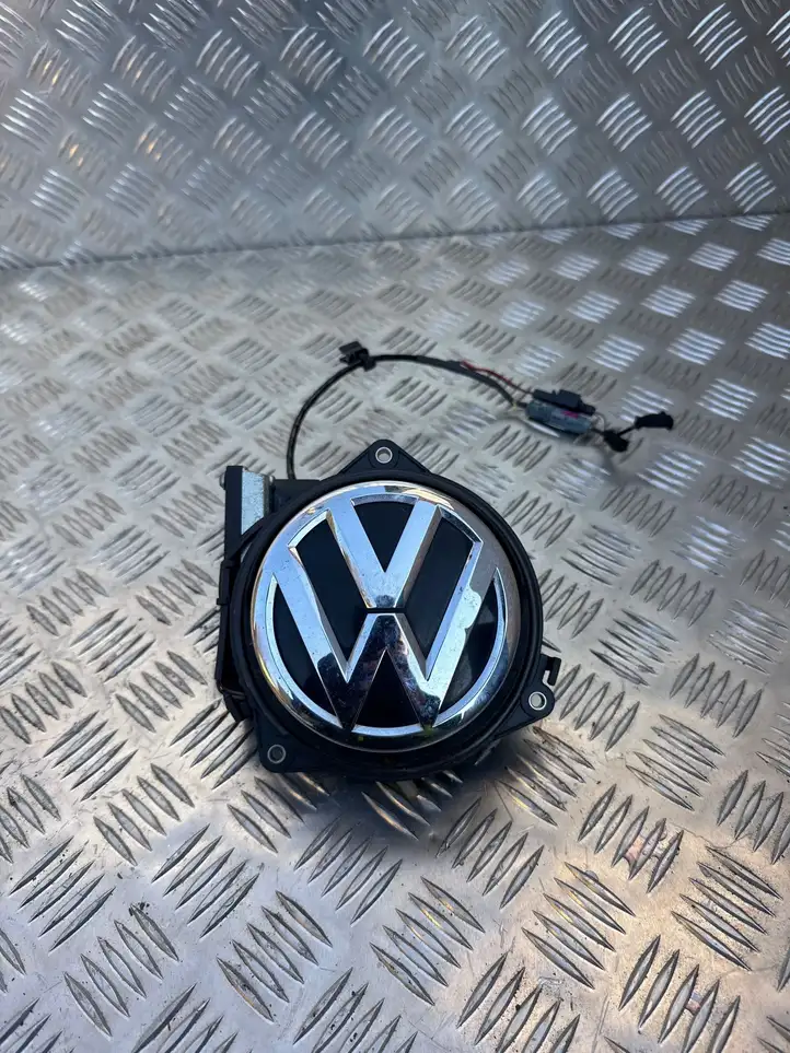 Volkswagen PASSAT CC (2012 - 2017) 3AE827469B Ручка багажника с камерой — фото 1