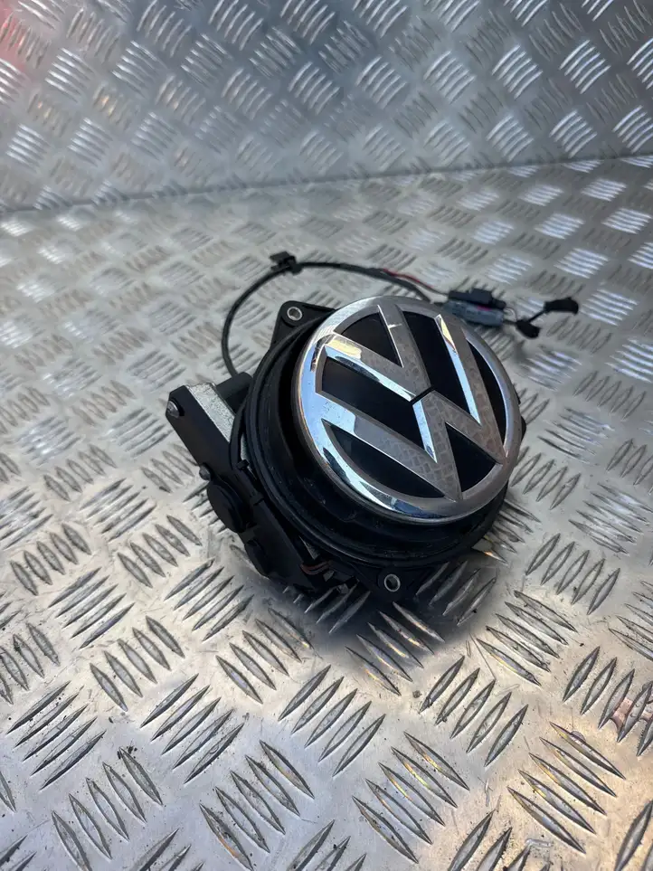 Volkswagen PASSAT CC (2012 - 2017) 3AE827469B Ручка багажника с камерой — фото 2