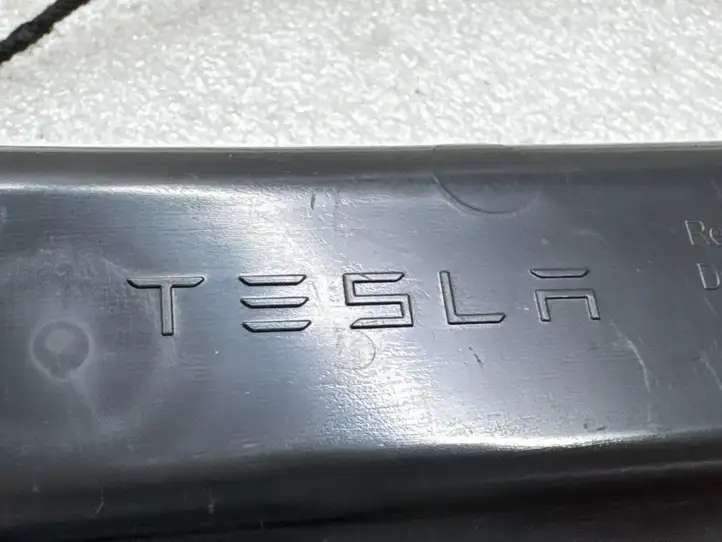 Tesla Model Y (2019 - 2024) 163248600B Дополнительный стоп фонарь — фото 3