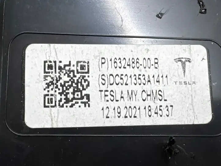 Tesla Model Y (2019 - 2024) 163248600B Дополнительный стоп фонарь — фото 5