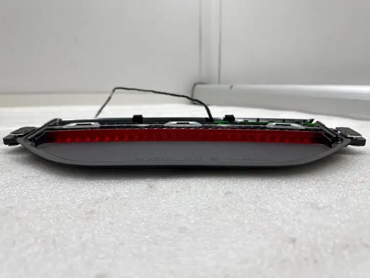 Tesla Model Y (2019 - 2024) 163248600B Дополнительный стоп фонарь — фото 8