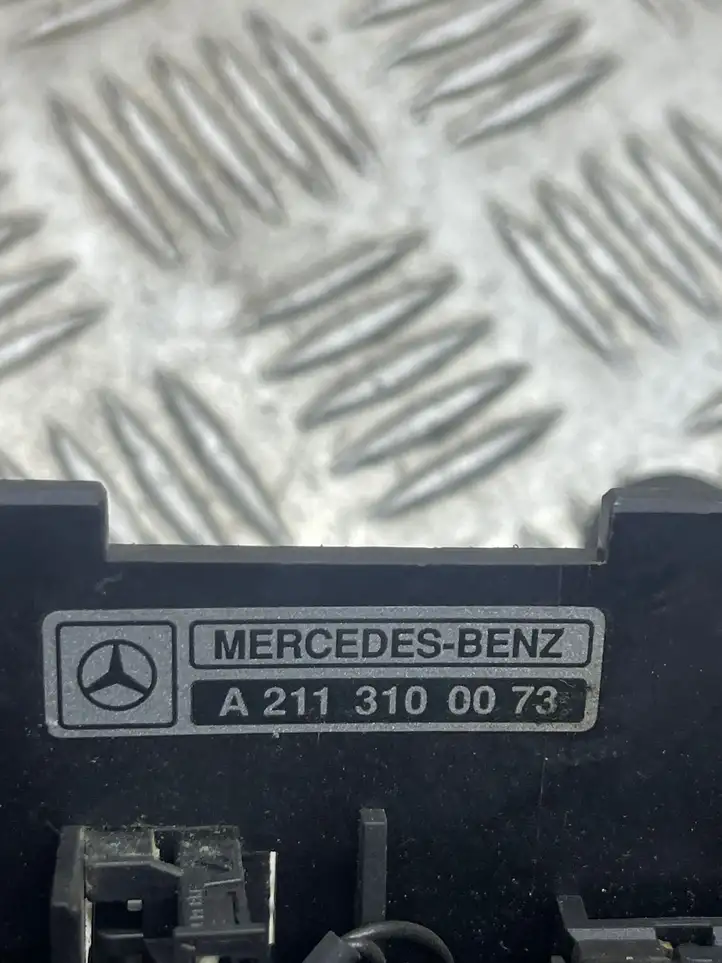 Mercedes-Benz E W211 (2002 - 2009) A2113100073 Кнопка фаркопа в багажнике — фото 6