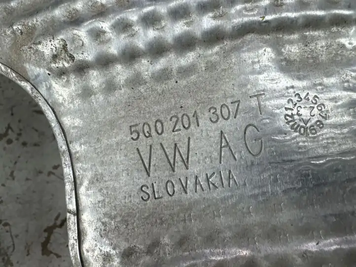 Volkswagen Golf VIII (2019 - ) 5Q0201307T Кронштейн топливного бака — фото 18