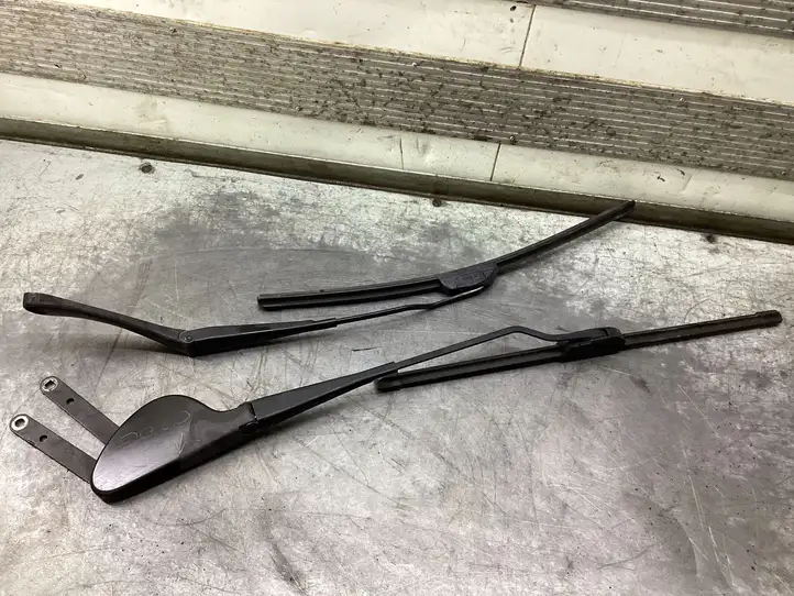 Mercedes-Benz C W203 (2000 - 2007) A2038200544 Рычаг стеклоочистителя — фото 1