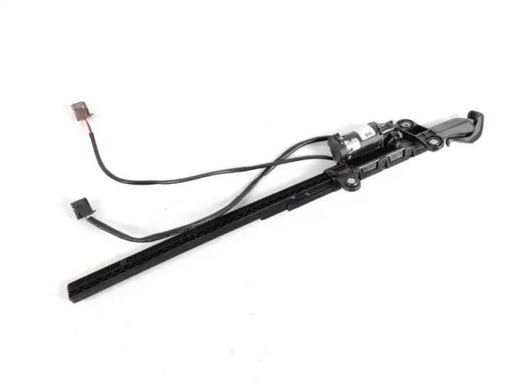 BMW 4 F32 F33 (2013 - 2017) 7307915 Электродвигатель регулировки ремня безопасности — фото 1