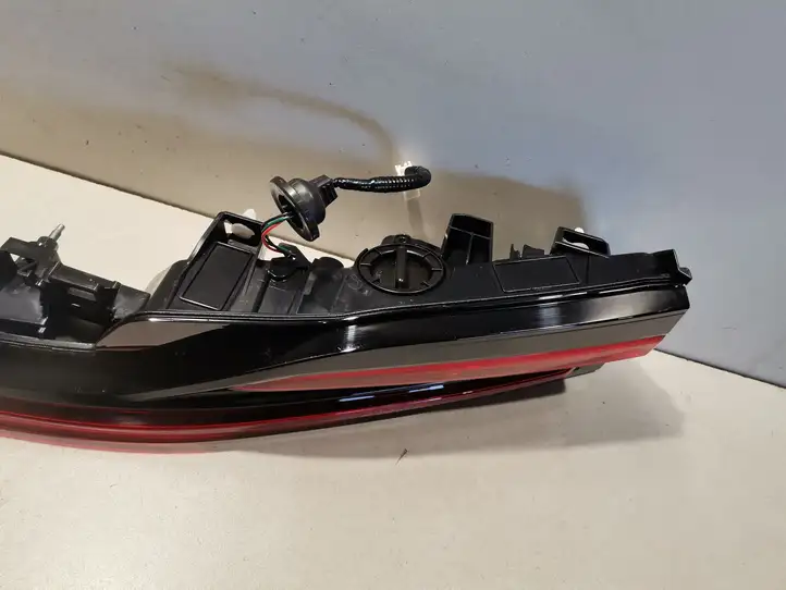 Lexus NX (2021 - ) 8158078090 Задний фонарь в крышке багажника — фото 3