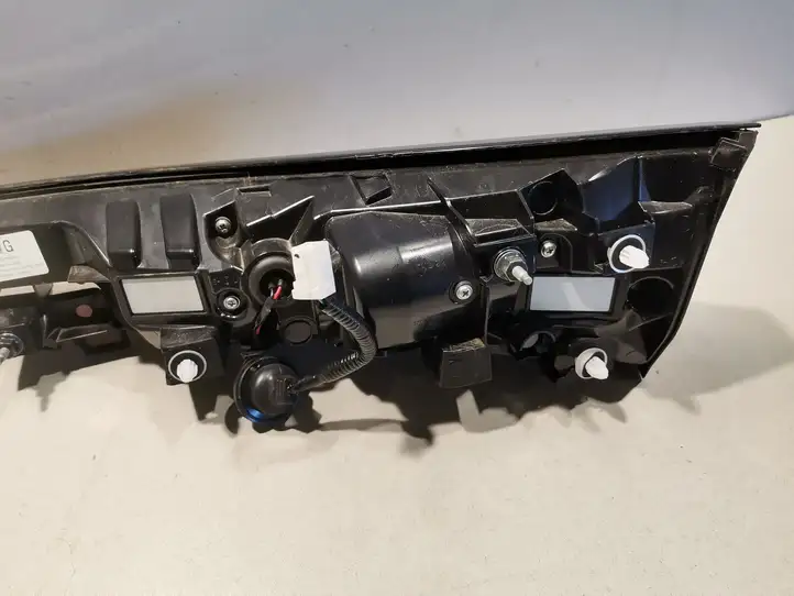 Lexus NX (2021 - ) 8158078090 Задний фонарь в крышке багажника — фото 6