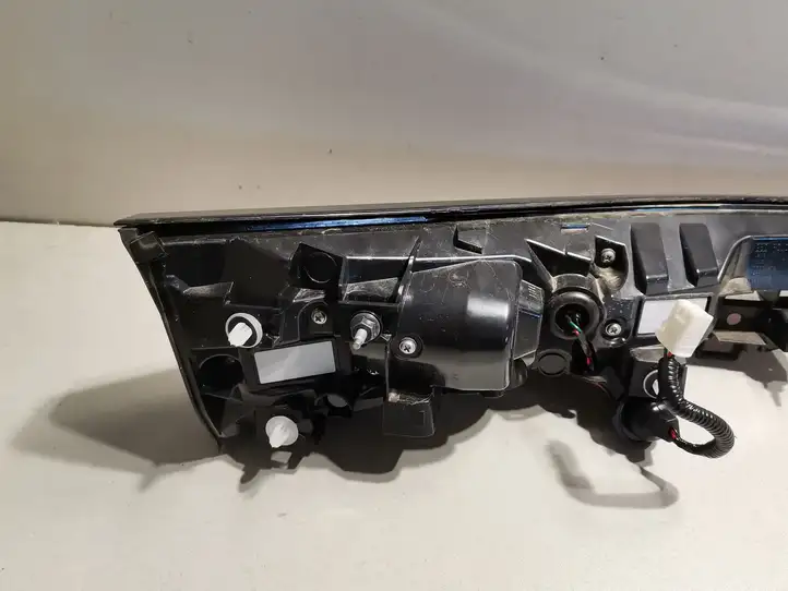 Lexus NX (2021 - ) 8158078090 Задний фонарь в крышке багажника — фото 8