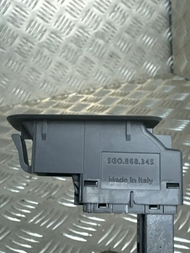 Volkswagen PASSAT B8 (2015 - ) 3G0959511A Кнопка фаркопа в багажнике — фото 4