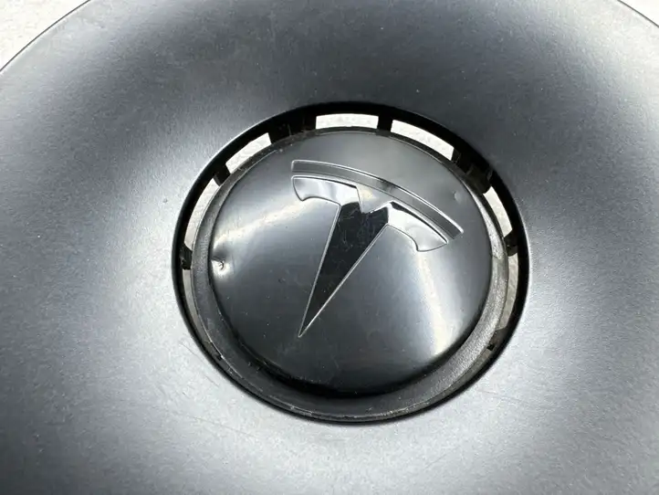 Tesla Model Y (2019 - 2024) 118823300A Колпачек колесных болтов — фото 3