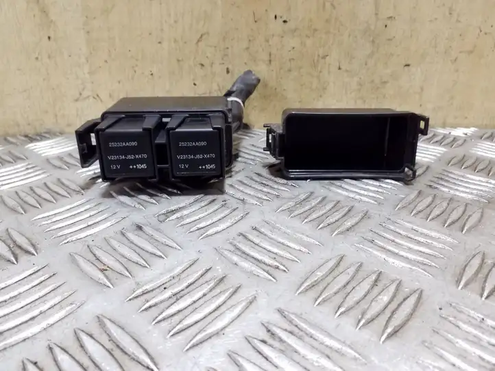 Subaru Outback (2009 - 2014) RB203500B Блок монтирования реле — фото 1