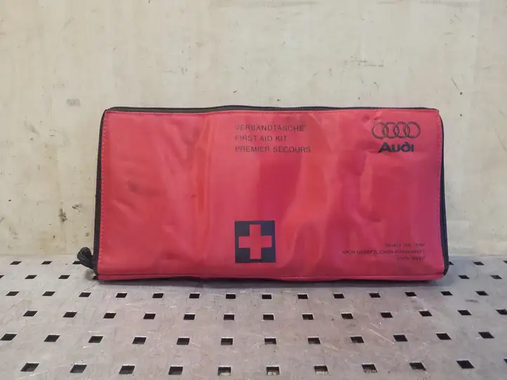 Audi A5 8T 8F (2007 - 2011) 8K0860282 Автомобильная аптечка — фото 1