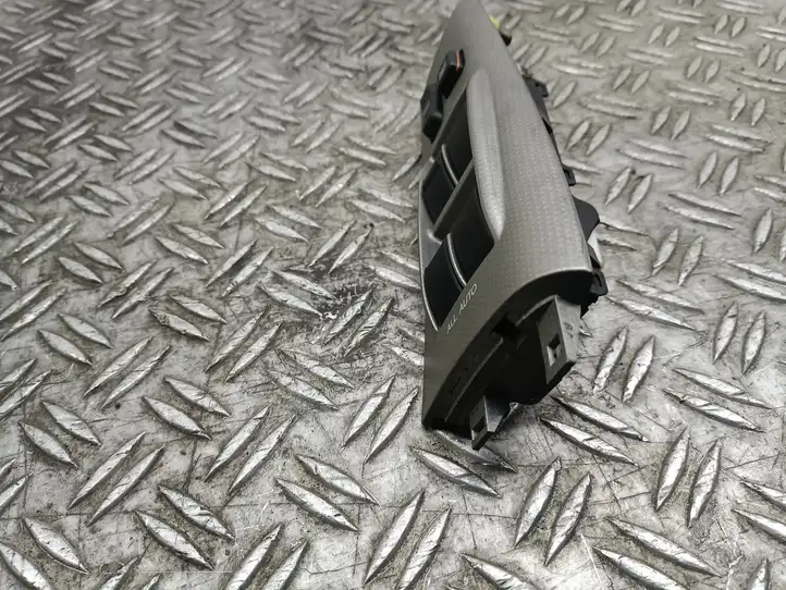 Toyota Corolla E120 E130 (2004 - 2007) Кнопка стеклоподъемников — фото 2
