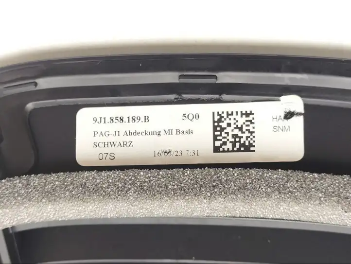 Porsche Taycan 9J1 (2019 - ) 9J1858189B Накладка центрального динамика — фото 3
