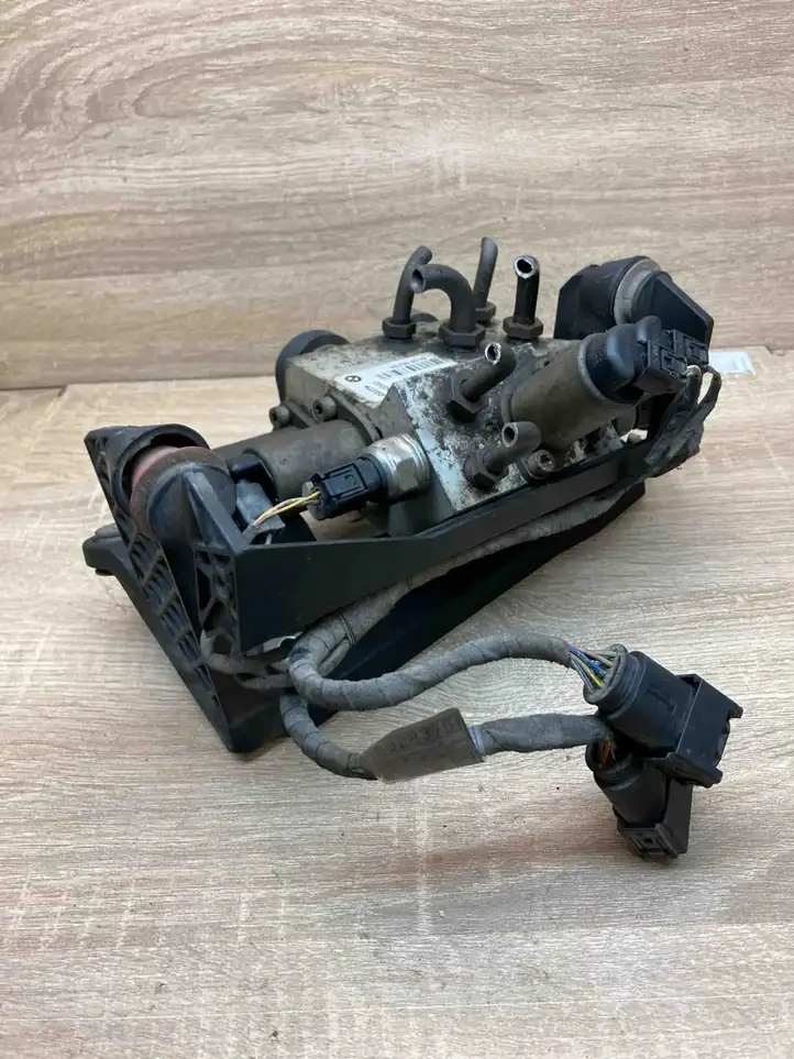 BMW 5 E60 E61 (2004 - 2010) 6760840 Клапанный блок активного стабилизатора — фото 2