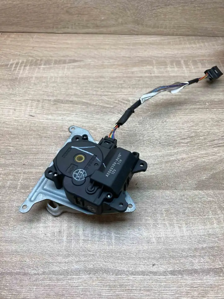 Toyota Verso (2009 - 2012) 0637008610 Двигатель задвижки потока воздуха — фото 1